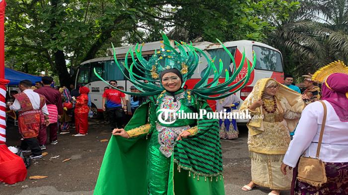 Angkat Ikon Lidah Buaya, Kontingen Dinas Pendidikan Pontianak Meriahkan Karnaval Khatulistiwa 2025