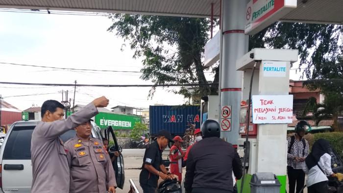  SAMBANGI SPBU -  Personel Polsek Pontianak Barat melaksanakan kegiatan patroli serta himbauan kepada masyarakat dan petugas SPBU di wilayah hukum Pontianak Barat guna mengantisipasi terjadinya panic buying BBM, Rabu 11 Maret 2026. 
Dalam kegiatan yang dipimpin Wakapolsek Pontianak Barat AKP Jaenudin, melakukan pemantauan langsung ke beberapa SPBU serta memberikan himbauan kepada warga yang sedang mengisi bahan bakar agar tetap tertib dan tidak melakukan pembelian secara berlebihan