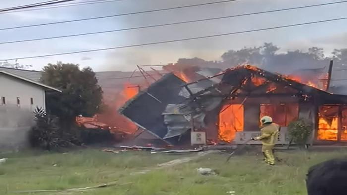 KEBAKARAN RUMAH - Petugas pemadam kebakaran berupaya memadamkan api yang melahap satu unit rumah di Jalan H. Samanhudi, Kelurahan Kauman, Kecamatan Benua Kayong, Kabupaten Ketapang, Jumat 17 Oktober 2025 sore.