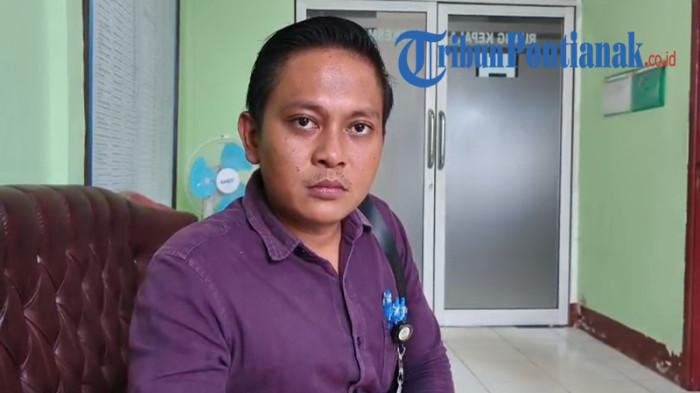 KERACUNAN MAKANAN - Dokter Mohamad Toha saat memberikan keterangan terkait penanganan sejumlah siswa SMP PGRI 01 Pulau Kumbang, di UPTD Puskesmas Teluk Melano, Kecamatan Simpang Hilir, Kayong Utara, Rabu 1 Oktober 2025.