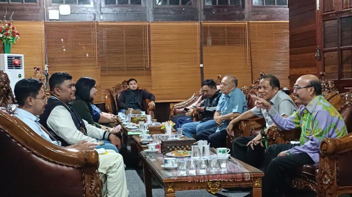KUNJUNGAN KERJA - Tim Badan Pangan Nasional Republik Indonesia melakukan kunjungan ke Kabupaten Sintang, Kalimantan Barat. Kunjungan tersebut merupakan instruksi langsung dari Kepala Badan Pangan Nasional Republik Indonesia yang juga Menteri Pertanian RI untuk mengecek informasi kelangkaan daging sapi yang membuat harganya melejit.