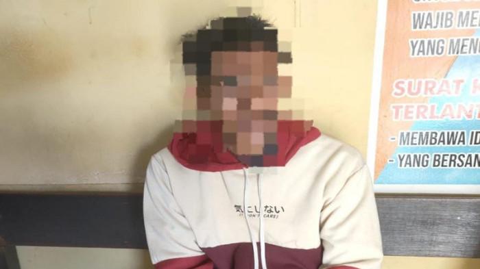 KDRT KUBU RAYA - Pelaku P (27) saat diamankan pihak kepolisian akibat dugaan tindak pidana kekerasan dalam rumah tangga (KDRT) yang melibatkan hubungan antara anak dan orang tua di Jalan Parit Cik Minah Darat, Dusun Karya Tani, Desa Jeruju Besar, Kecamatan Sungai Kakap, Kabupaten Kubu Raya, pada Senin 13 Oktober 2025, sekitar pukul 11.30 WIB. Polisi berhasil mengungkap kronologi kejadian.