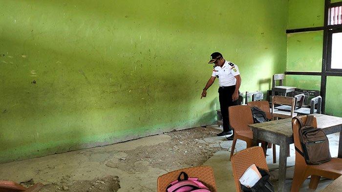 Potret Sekolah di Tapal Batas, Lantai Ruang Kelas SDN 06 Sawah Sajingan Besar Berlubang