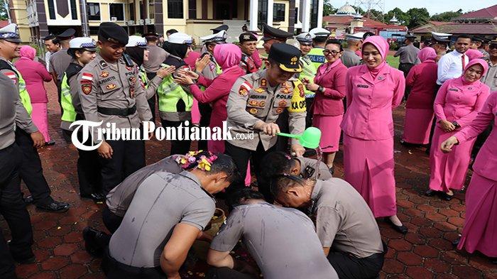 42 Personel Kepolisian di Kapuas Hulu Naik Pangkat