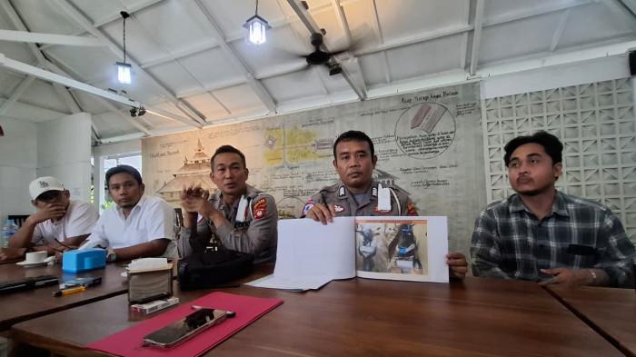 PERTEMUAN  - Kasatlantas Polres Bengkayang IPTU Sunarli bertemu komunitas motor gede (Moge) Kalbar, Pengacara keluarga korban kecelakaan lalu lintas Aurelika Rahma untuk mengklarifikasi perkembangan penyelidikan kasus lakalantas yang terjadi di wilayah hukum Polres Bengkayang. Pertemuan berlangsung di Pontianak Kamis 31 Oktober 2025