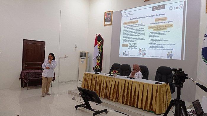 MEMBERIKAN MATERI - Kepala Balai Besar POM di Pontianak, Dra. Hariani, Apt., saat memberikan materi Forum Konsultasi Publik 2026.