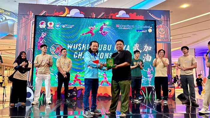 MEMBERIKAN - Ketua KONI KKR memberikan Penghargaan kepada Pengurus Provinsi Wushu Kalimantan Barat.
