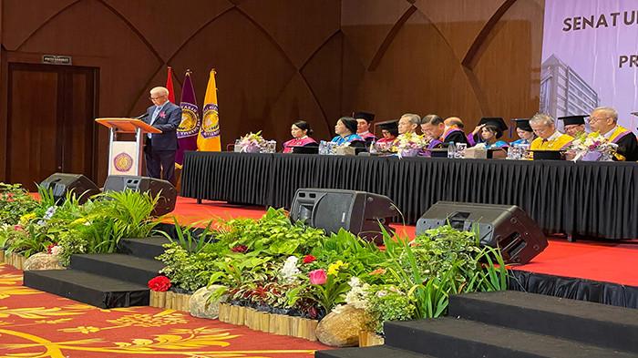 Ketua Yayasan Widya Dharma Polycarpus Widjaja Tandra memberikan kata sambutan.