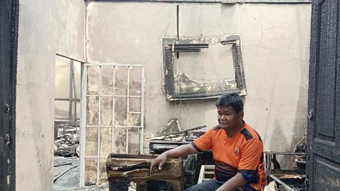 PUING KEBAKARAN - Momon, Ketua Pemadam Kebakaran Adisucipto meratapi kondisi rumahnya yang hangus terbakar. Peristiwa menghanguskan rumahnya di Jalan Major Ali Anyang, Gang Siaga Empat Berseri, Kecamatan Sungai Raya, pada Sabtu, 15 November 2025 siang.