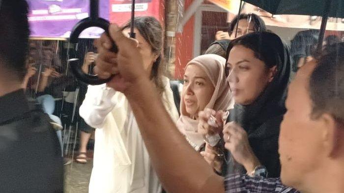 Diiringi Hujan Deras, Ada Alasan Kenapa Najwa Shihab Tak Ikut ke Pemakaman Suaminya
