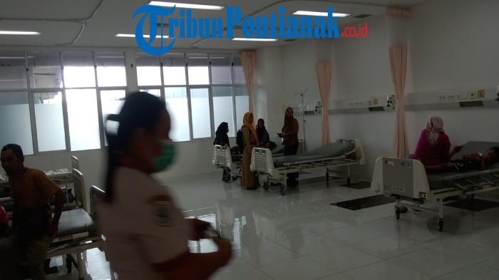 KERACUNAN MBG - Kondisi pasien diduga keracunan makanan MBG, yang sedang dirawat di ruang IGD RSUD dr Achmad Diponegoro Putussibau, Kabupaten Kapuas Hulu Provinsi Kalimantan Barat, Selasa 4 November 2025. 