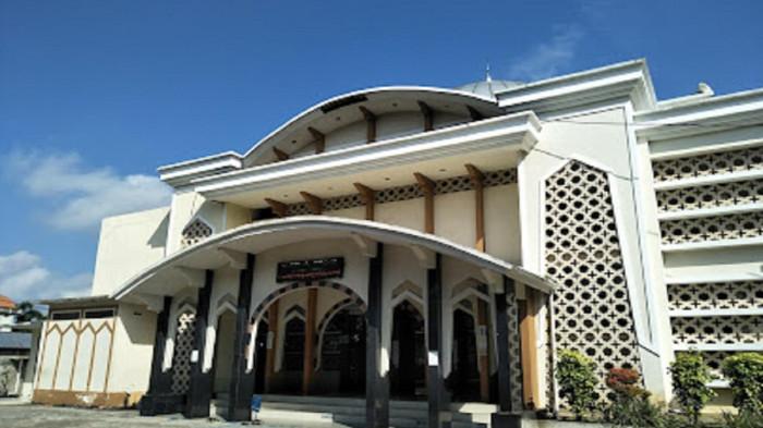 SHOLAD ID PONTIANAK - Masjid Al Furqan di Jl. Parit H. Husin II, Bansir Darat, Kec. Pontianak Tenggara, Kota Pontianak yang jadi lokasi rutin pelaksanaan Sholat Idul Fitri di Kota Pontianak. Berikut daftar lokasi Sholat Idul Fitri 2026 Muhammadiyah di Kota Pontianak.