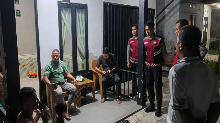 PENCULIKAN ANAK MEMPAWAH - Personil Polres Mempawah mendatangi salah satu rumah warga di Komplek BTN Bumi Mas Blok B9, Desa Antibar, Kecamatan Mempawah Timur, Kabupaten Mempawah, Senin 17 November 2025 malam. Kunjungan itu sebagai respon cepat beredarnya pesan suara di WhatsApp yang menyebut terjadi percobaan penculikan anak