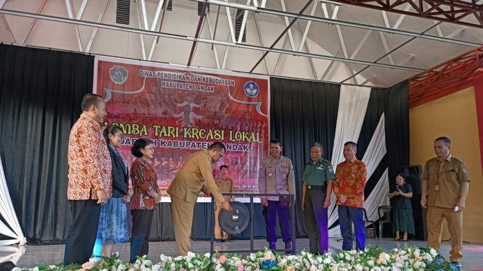 Kasat Binmas Polres Landak Hadiri Pembukaan Lomba Tari Kreasi Lokal di Rumah Radakng Aya