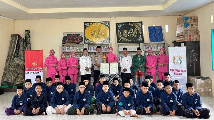 Silaturahmi dan Kepedulian, Kapolres Landak Berbagi dengan Santri Al Muslimun di Bulan Penuh Berkah