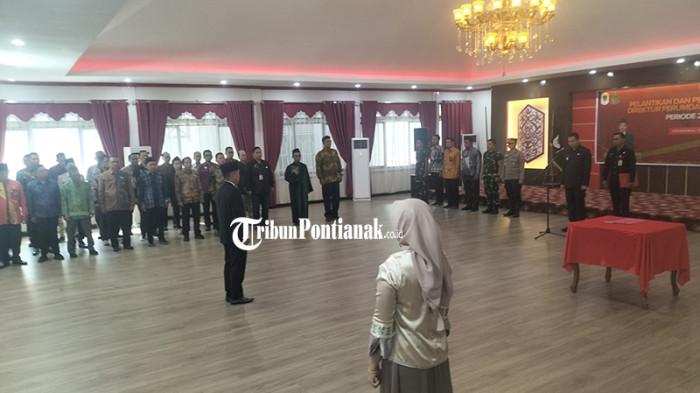 LANTIK PEJABAT -  Ahmad Yani saat dilantik sebagai direktur Perumda PDAM Tirta Uncak Kapuas, oleh Bupati Kapuas Hulu, Provinsi Kalimantan Barat, Fransiskus Diaan, di Aula Pendopo Rumah Dinas Bupati Kapuas Hulu, Jumat 31 Oktober 2025. Bupati berpesan kepada direktur Perumda Tirta Uncak yang baru, agar selalu membenahi PDAM yang ada di Kabupaten Kapuas Hulu.