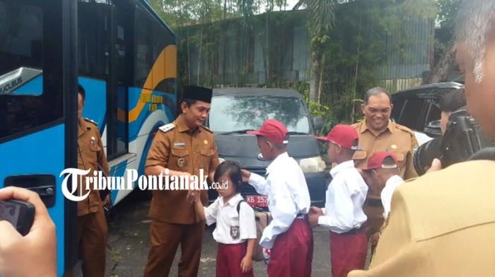 Lepas 12 Siswa Sekolah Rakyat, Bahasan: Fasilitas Lengkap, Orang Tua Tinggal Sekolahkan Anak