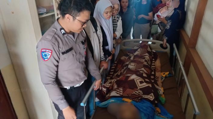 LAKA LANTAS - Pelajar tewas setelah terlibat kecelakaan lalu lintas dengan mobil box di kawasan tikungan simpang empat Brimob, Jalan Adisucipto, Kecamatan Sungai Raya, Kabupaten Kubu Raya, Rabu 11 Maret 2026.
Insiden tragis tersebut terjadi saat korban diduga hendak mendahului kendaraan di area tikungan. 