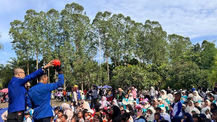 TANGGAP BENCANA - Ratusan anak usia dini dari TK dan PAUD se-Kabupaten Mempawah tampak antusias mengikuti Simulasi Tanggap Bencana yang digelar Badan Penanggulangan Bencana Daerah (BPBD) Kabupaten Mempawah, Jumat 21 November 2025. Berharap kegiatan ini dapat menjadi agenda rutin agar semakin banyak anak mampu memahami langkah penyelamatan diri sejak dini.