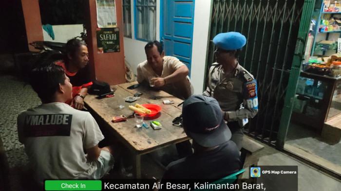PATROLI RUTIN - Personel Polsek Air Besar gelar Patroli Rutin menyambangi masyarakat, Jumat 14 November 2025. Kegiatan ini merupakan bagian dari upaya Polri menjaga keamanan dan ketertiban masyarakat, terutama pada malam akhir pekan yang kerap memiliki potensi meningkatnya gangguan kamtibmas.