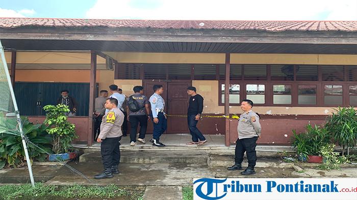AMANKAN TKP - Pihak terkait mengamankan lokasi ledakan, di SMPN 3 Sungai Raya, Kabupaten Kubu Raya (KKR), Kalimantan Barat (Kalbar), Selasa 3 Februari 2026. Para murid dipulangkan lebih awal akibat peristiwa ini.