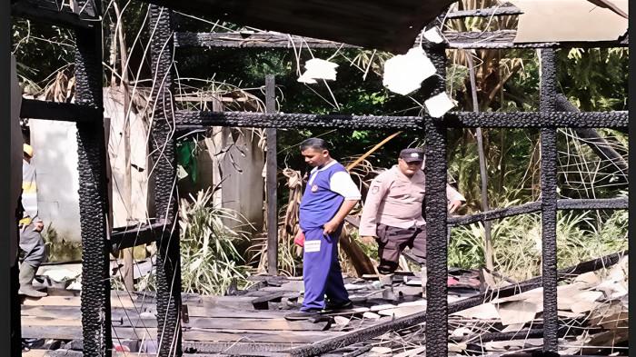 KEBAKARAN DI SAMBAS - Rumah warga inisial M di Desa Perigi Limus, Kecamatan Sejangkung, Kabupaten Sambas, Kalimantan Barat, ludes karena kebakaran pada Jumat 21 November 2025. Kebakaran terjadi saat warga melihat kepulan asap dari rumah korban.