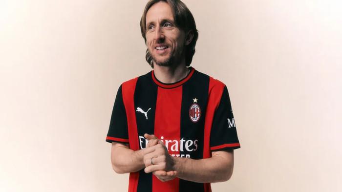 JERSEY AC MILAN - Luka Modric dalam balutan jersey Anyar AC Milan. Raksasa Italia, AC Milan, resmi memperkenalkan jersey home terbaru mereka untuk mengarungi musim 2026/2027.
