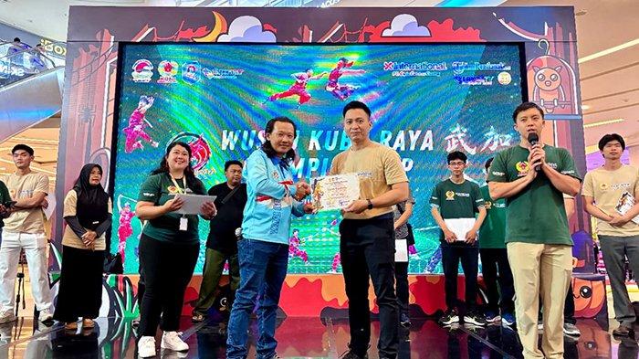 MEMBERIKAN - Ketua Umum Koni Kab. Kubu Raya Ariono memberikan penghargaan kepada Ketua Juri, Juri, pelatih terbaik dan semua pelatih yang sudah berjuang untuk membina peserta wushu.