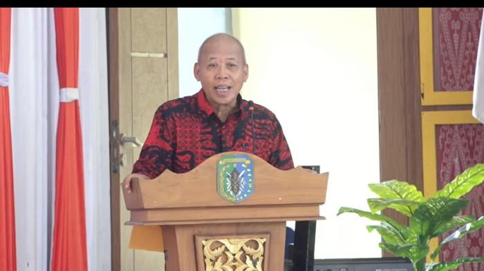 KATA SAMBUTAN - Tokoh perjuangan pembentukan Provinsi Kapuas Raya, Milton Crosby, memaparkan perjalanan panjang dan berliku dalam memperjuangkan terbentuknya Provinsi Kapuas Raya. Hal tersebut disampaikannya saat menjadi narasumber dalam Seminar Percepatan Pembentukan Provinsi Kapuas Raya yang digelar di Pendopo Bupati Sintang, Sabtu, 13 Desember 2025.