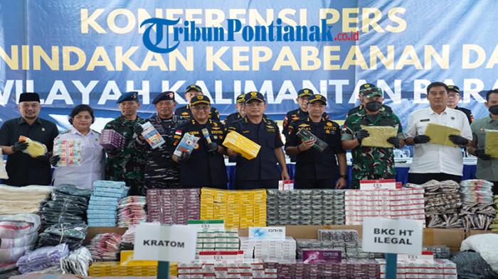 MUSNAHKAN BARANG BUKTI - Direktur Jenderal Bea dan Cukai, Letjen. TNI (Purn.) Djaka Budhi Utama didampingi Kepala Kanwil Ditjen Bea Cukai Kalbagbar M Lukman saat pimpin konferensi pers pada Rabu 15 Oktober 2025 di halaman Kanwil Ditjen Bea Cukai Kalbagbar di jalan Pak Kasih kota Pontianak,