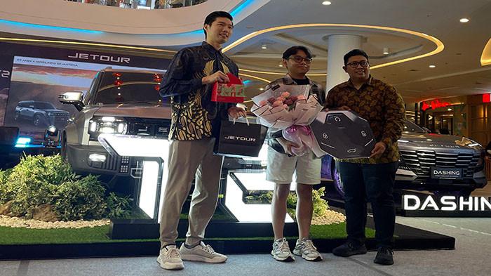 FOTO BERSAMA - Manajemen PT JETOUR Sales Indonesia foto bersama Enrico Teofano konsumen JETOUR T2pada gelaran Mall Exhibition yang berlangsung di Gaia Bumi Raya City Mall, Kubu Raya, Jumat (31/1/2026). 