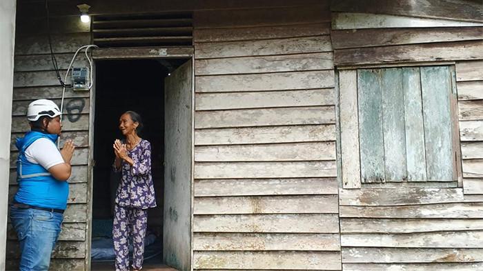 PLN Kembali Hadirkan Terang bagi Keluarga Pra-Sejahtera di Ketapang dan Kayong Utara