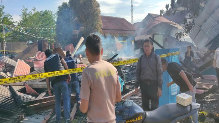 KEBAKARAN SMAN TOHO - Polisi melakukan olah TKP kebakaran yang melanda SMAN 1 Toho, Desa Pak Laheng, Kecamatan Toho, Kabupaten Mempawah, Kamis 19 Maret 2026 dini hari. Api menghanguskan gedung lama yang berdiri sejak 1998.