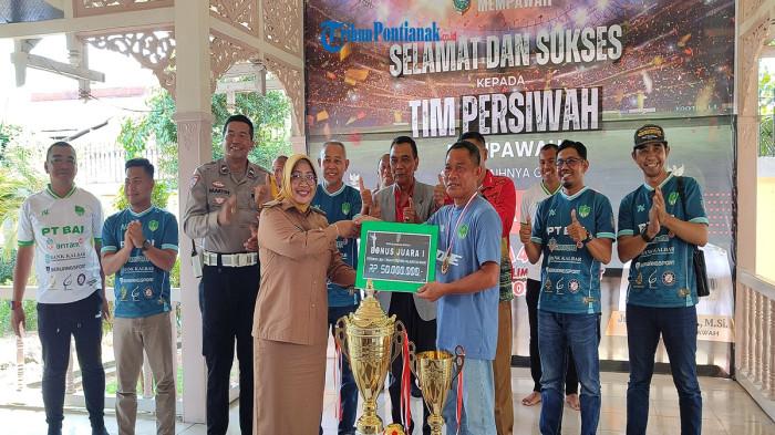 LIGA 4 - Bupati Mempawah Erlina menyerahkan bonus Rp 50 juta kepada T Persiwah Mempawah sebagai juara Liga 4 Piala Gubernur Kalimantan Barat 2026 mendapat apresiasi langsung dari Pemerintah Kabupaten Mempawah, Senin 9 Februari 2026.