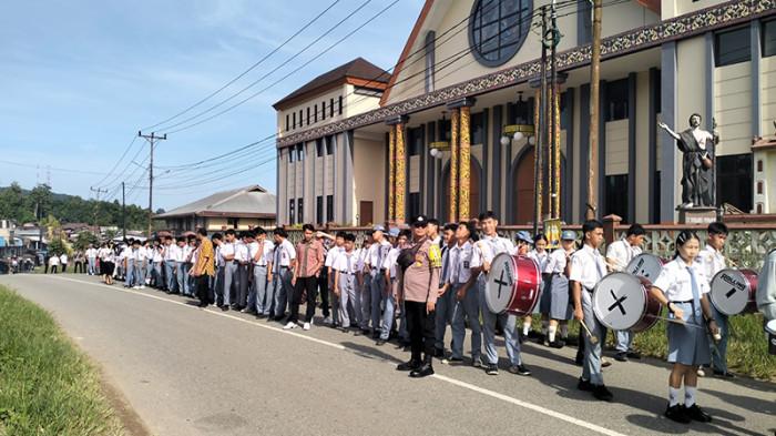 Pelajar di Kecamatan Sengah Temila Peringati Hari Sumpah Pemuda Dengan Karnaval
