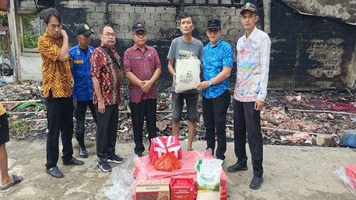 BERIKAN BANTUAN - Wakil Wali Kota Singkawang, Muhammadin, menyerahkan bantuan kepada korban kebakaran di Jalan G.M. Situt, Gang Senang, Kelurahan Pasiran, Kecamatan Singkawang Barat, pada Kamis 6 November 2025 sore.