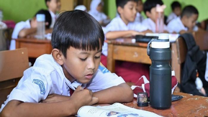SEKOLAH DARING - Ilustrasi siswa SD sedang belajar. Muncul wacana sekolah di Kalbar bakal daring mulai April 2026, ini kata Disdikbud.