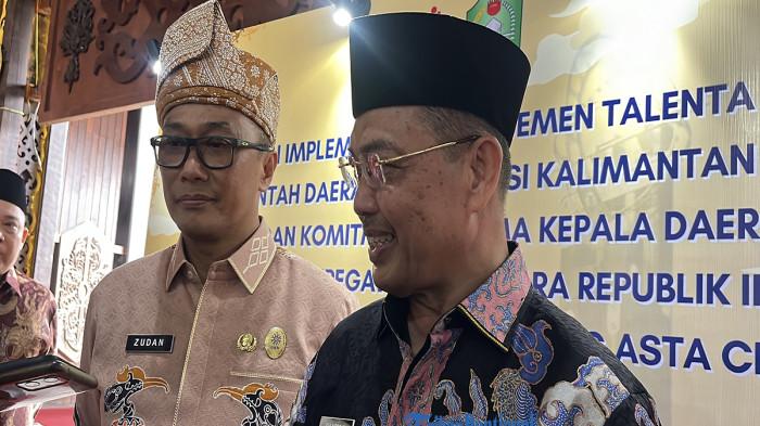 FOTO BERSAMA - Gubernur Kalimantan Barat, Ria Norsan foto bersama dengan Kepala Badan Kepegawaian Negara (BKN), Zudan Arif Fakrulloh, di Pendopo Gubernur Kalbar, Selasa 2 Desember 2025.