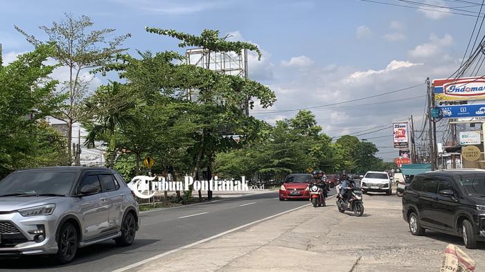 ONE WAY - Arus lalulintas Jalan Sungai Raya Dalam terpantau lancar, pada Jumat, 23 Januari 2026, siang.