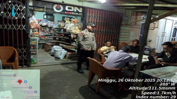 Hangatnya Patroli Malam Polsek Air Besar, Polisi Ajak Warga Ngobrol Santai Jaga Kamtibmas