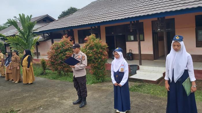 Bripka Ambar Suprayogi Sosialisasi Kenakalan Remaja dan Stop Bullying di SMP Negeri 2 Tanah Pinoh