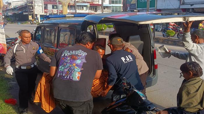 PENEMUAN JASAD - Personel kepolisian Polsek Pemangkat, mengevakuasi jasad nenek Bani (64) yang ditemukan tergeletak di depan ruko Pasar Pemangkat, Kabupaten Sambas, Selasa 14 Oktober 2025.