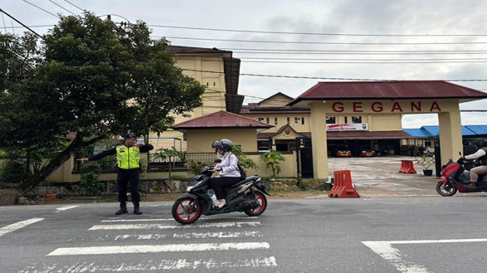 Satbrimob Polda Kalbar Atur Lalu Lintas di Titik Rawan Macet, Wujudkan Kenyamanan Pengguna Jalan