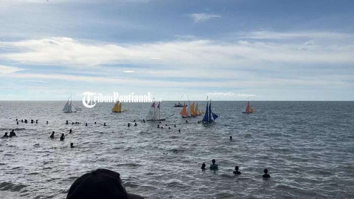 Festival Perahu Antar Ajong Matang Danau Sedot Ribuan Pengunjung di Sambas