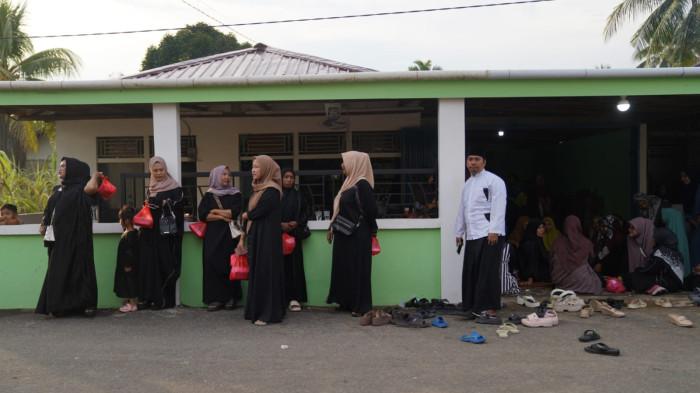 RUMAH DUKA - Suasana rumah duka almarhum Muhammad Ubay Dillah di Jalan Tunas Harapan, Kecamatan Sungai Kakap, pada Jumat, 10 Oktober 2025. Diketahui, Muhammad Ubay Dillah santri asal Provinsi Kalimantan Barat turut menjadi korban meninggal dunia.