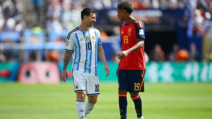 Dari Foto Memandikan Bayi Hingga Pelukan Final: Momen Estafet Messi ke Lamine Yamal Bikin Merinding!