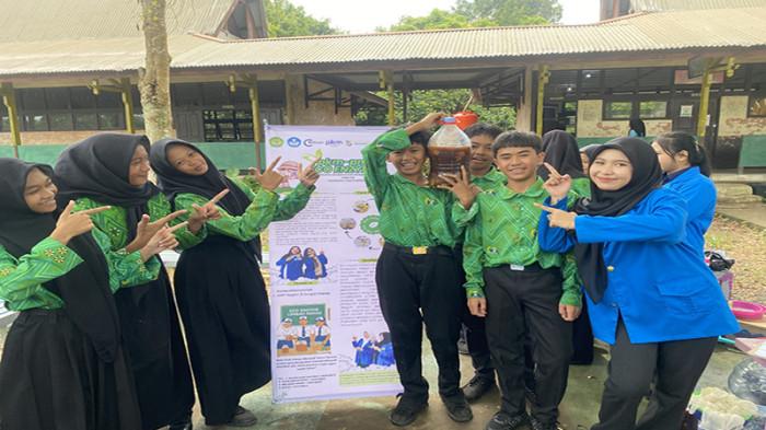 PROGRAM PELATIHAN - Mahasiswa Universitas PGRI Pontianak sukses melaksanakan Program Pelatihan Pembuatan Eco-Enzyme Berbahan Limbah Nanas, Rabu, 10 September 2025 di SMP Negeri 3 Sungai Kakap, Kabupaten Kubu Raya. 