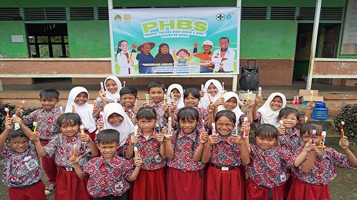 KEGIATAN SOSIAL - PT Cita Mineral Investindo Tbk (CMI) menggelar kegiatan sosial berupa pemeriksaan dan pengobatan kesehatan gratis untuk masyarakat sekitar wilayah operasi tambang. Kegiatan yang berlangsung pada Senin (10/11) di Air Upas dan Kamis (13/11) di Sandai ini menjadi bentuk nyata komitmen perusahaan dalam meningkatkan kualitas kesehatan dan kesejahteraan di lingkungan pemasyarakatan sekitar tambang.