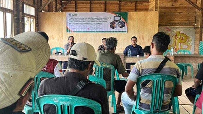 BIMTEK - PT GAN berkolaborasi dengan Dinas Perkebunan dan Peternakan Kabupaten Kubu Raya mengadakan bimbingan teknis pengolahan limbah ternak padat maupun cair (kotoran hewan) serta sosialisasi pelayanan kesehatan ternak babi untuk kedua kelompok ternak di Dusun Rees.