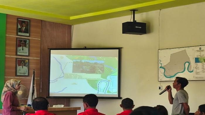 SOSIALISASI - PT Graha Agro Nusantara (GAN) menginisiasi Program Desa Mandiri Peduli Gambut (DMPG) di empat (4) desa sekitar wilayah operasional perusahaan yakni Desa Kalibandung, Desa Muara Baru, Desa Kuala Bakung, dan Desa Pasak Piang. Kegiatan DMPG dimulai dengan kegiatan prakondisi pada tanggal 9-17 Maret 2026. Sosialisasi program dilakukan pada 21 – 25 Mei 2026, melibatkan Balai Pengelolaan Ekosistem Gambut dan Mangrove (BPEGM) Wilayah Kalimantan, Dinas Pemberdayaan Masyarakat dan Desa (DPMD) Kab. Kubu Raya, pemerintah desa terkait, kelompok Masyarakat Peduli Api (MPA), Babinsa, serta tokoh masyarakat setempat.